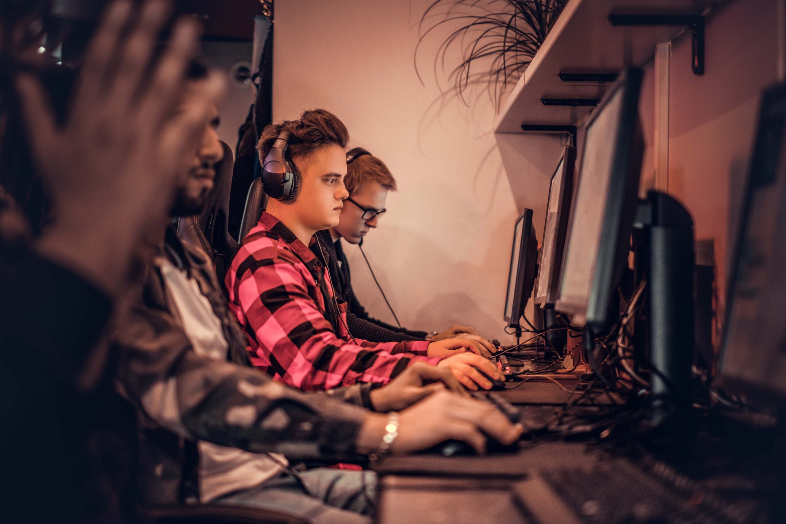 team-teenage-gamers-plays-multiplayer-video-game-pc-gaming-clubקטן